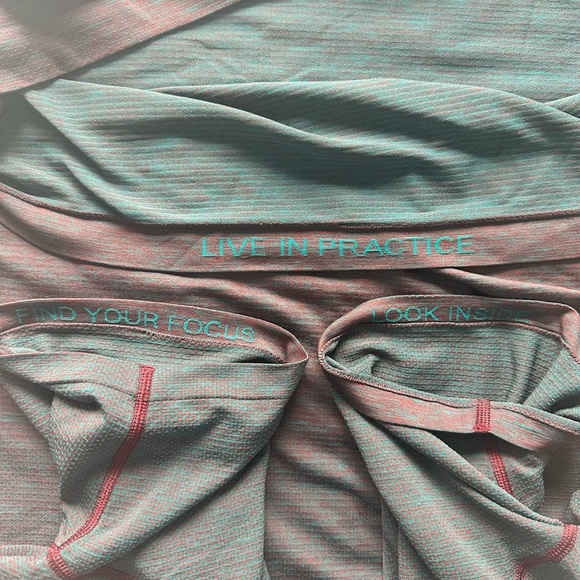 Men’s Large Lululemon Metal Tech Blue and Red. Short Sleeve size large. - Picture 5 of 6